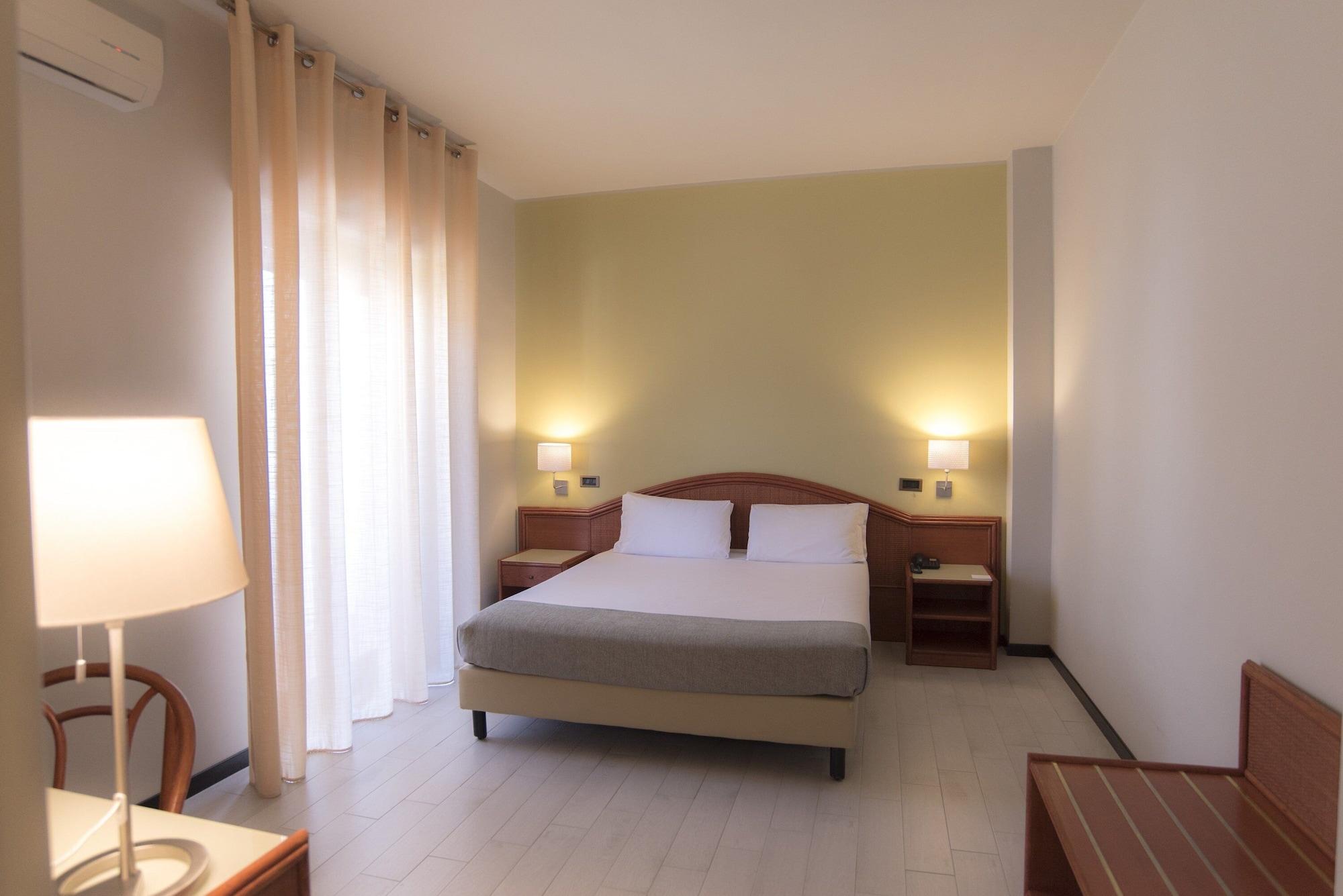 Hotel Riva Del Sole Джовинацо Екстериор снимка