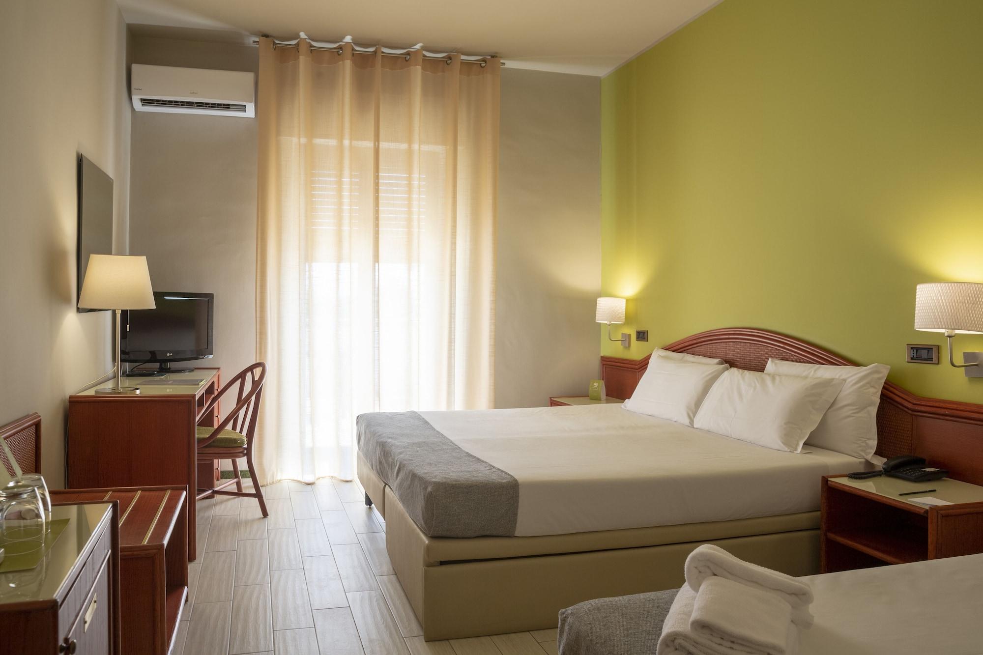 Hotel Riva Del Sole Джовинацо Екстериор снимка