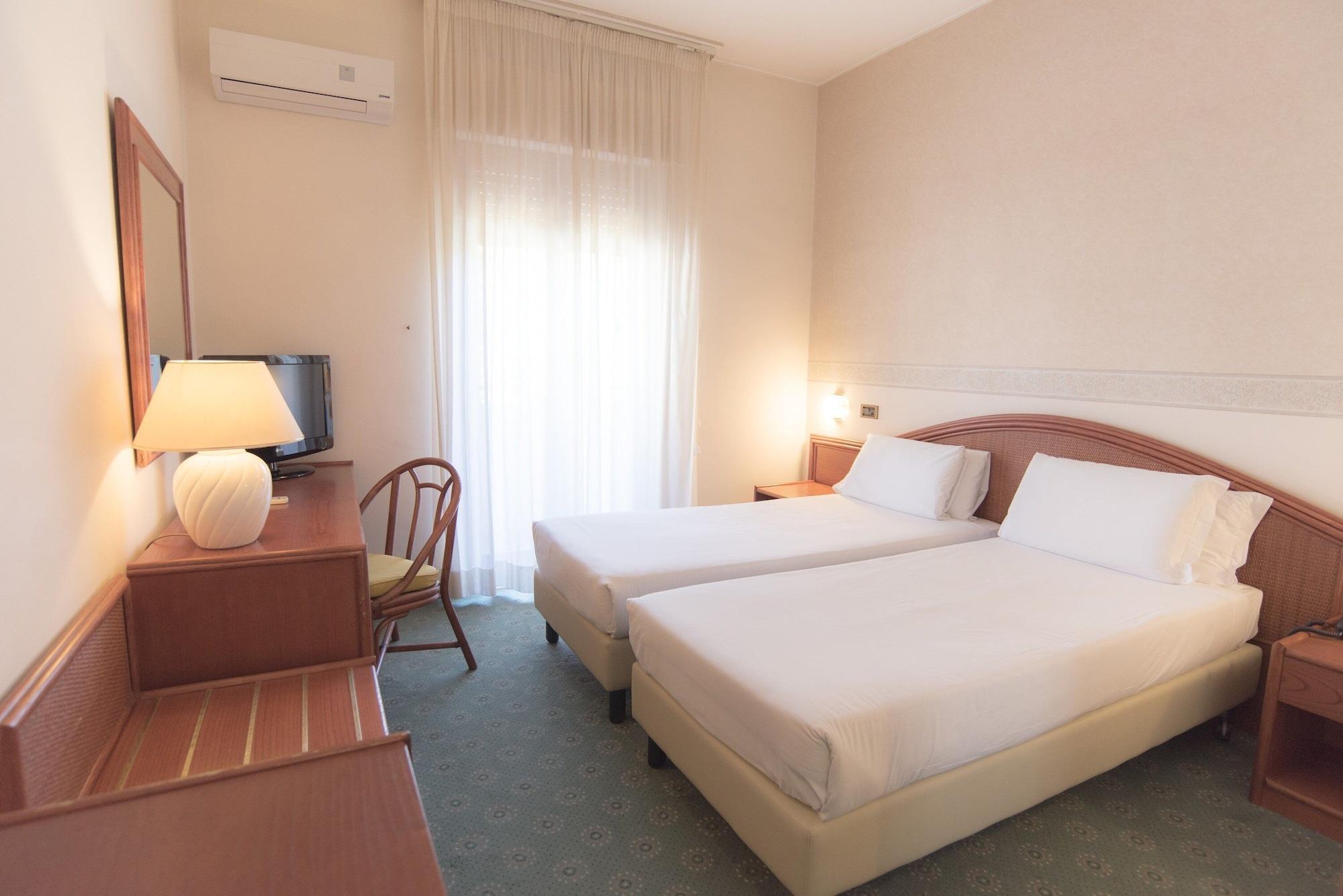 Hotel Riva Del Sole Джовинацо Екстериор снимка