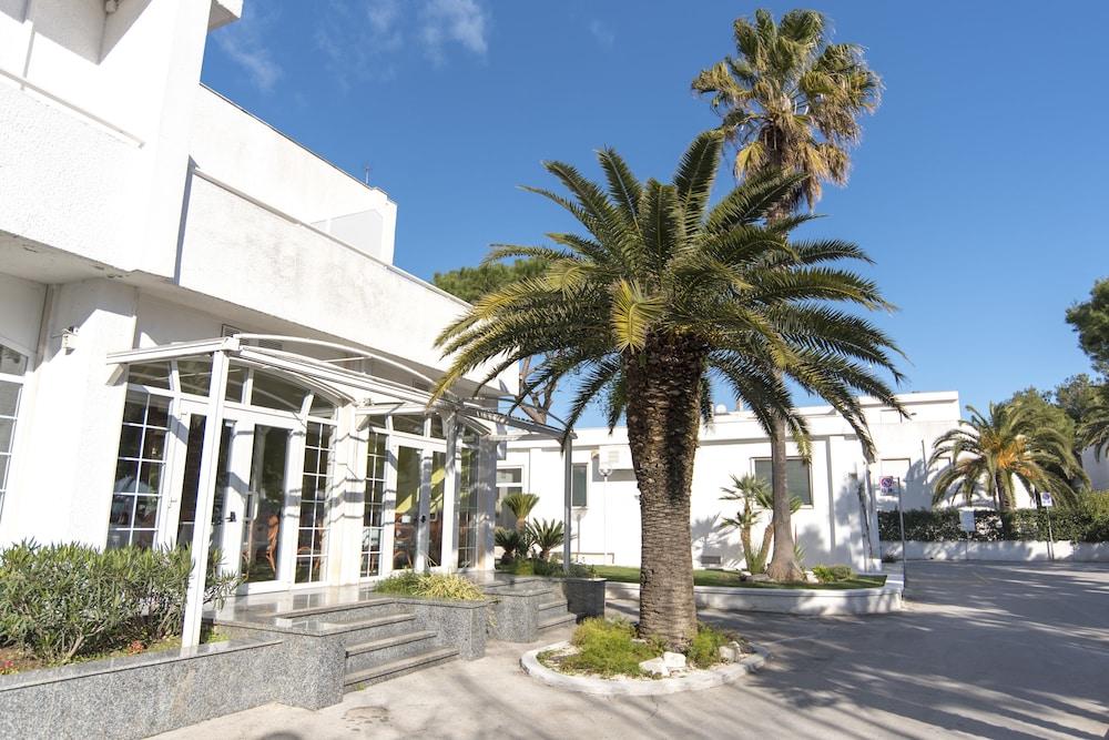 Hotel Riva Del Sole Джовинацо Екстериор снимка