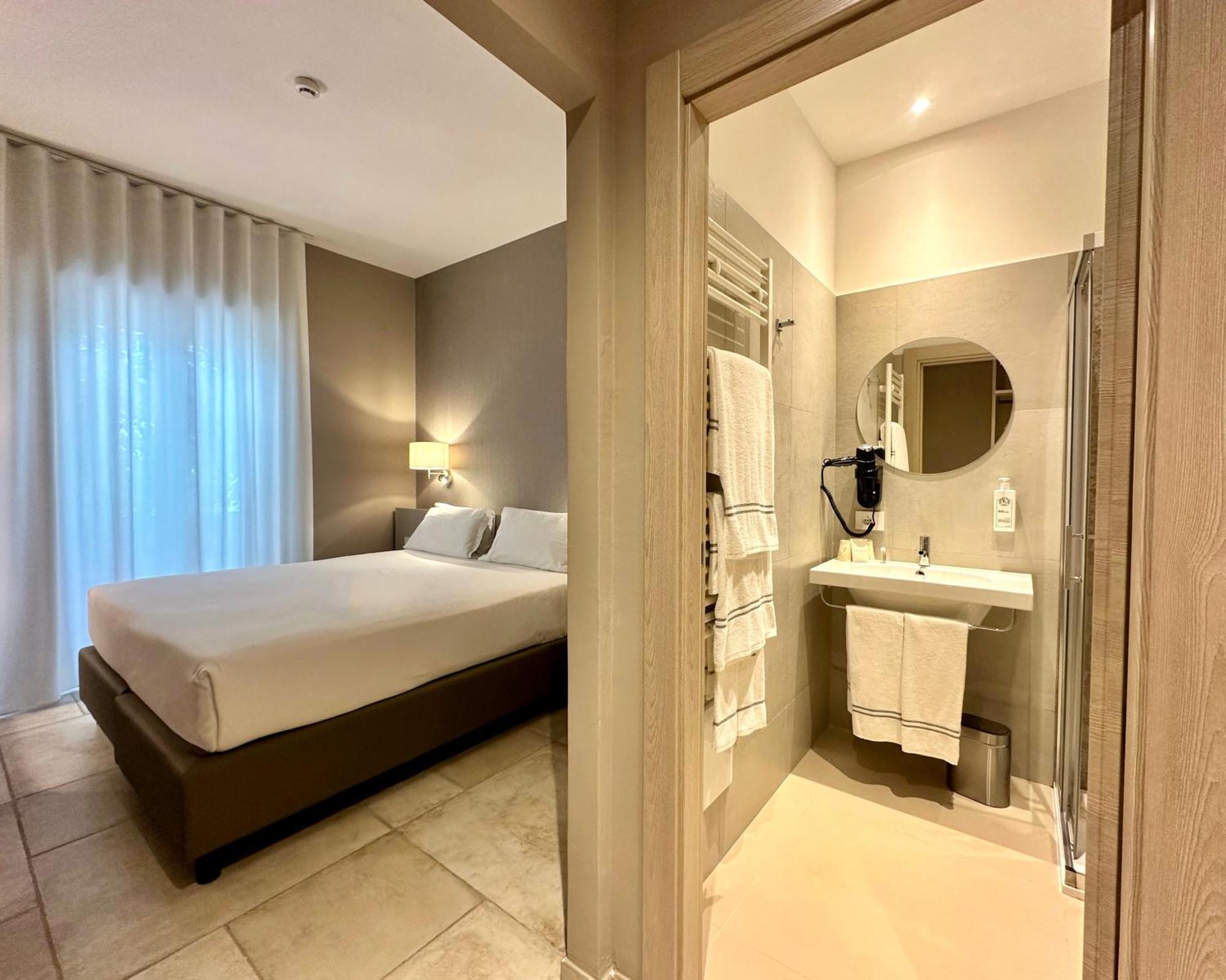 Hotel Riva Del Sole Джовинацо Екстериор снимка