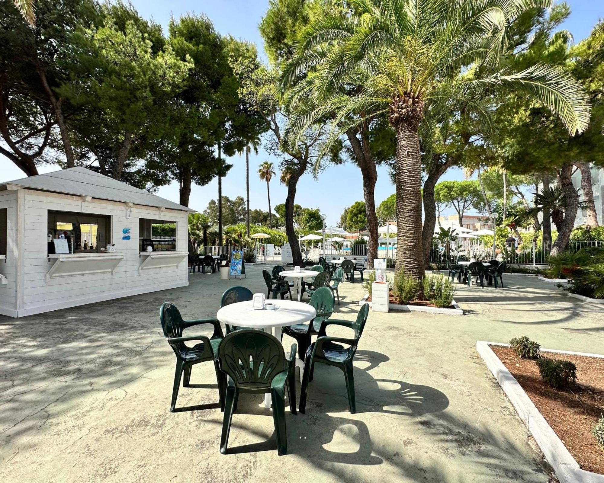 Hotel Riva Del Sole Джовинацо Екстериор снимка