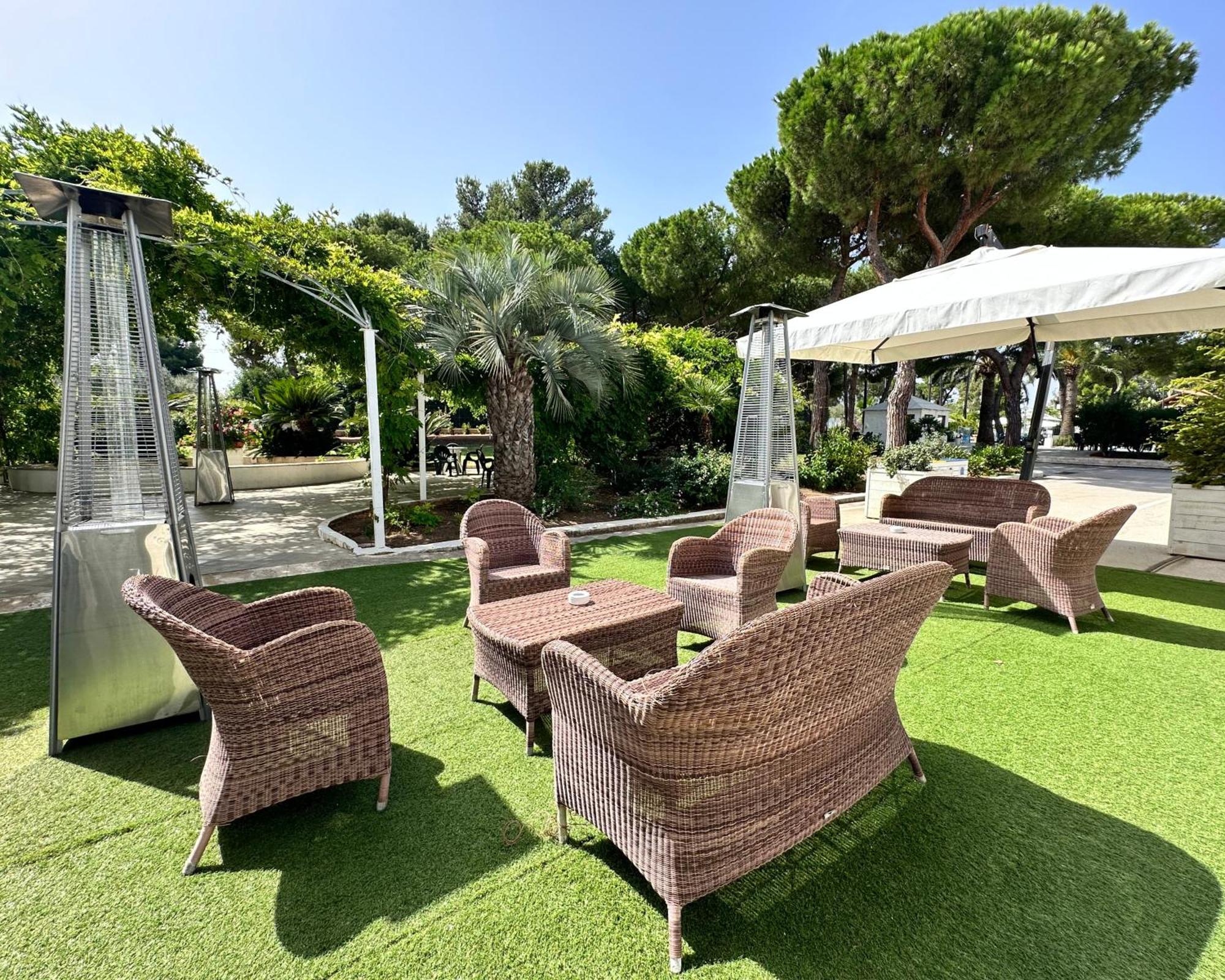 Hotel Riva Del Sole Джовинацо Екстериор снимка