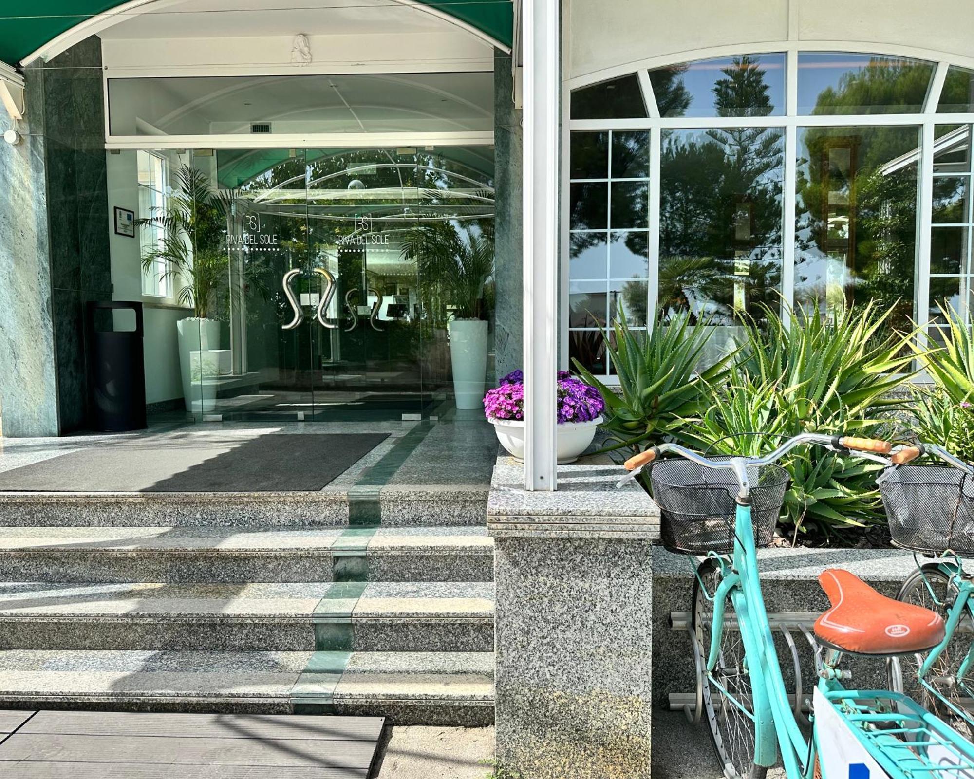Hotel Riva Del Sole Джовинацо Екстериор снимка