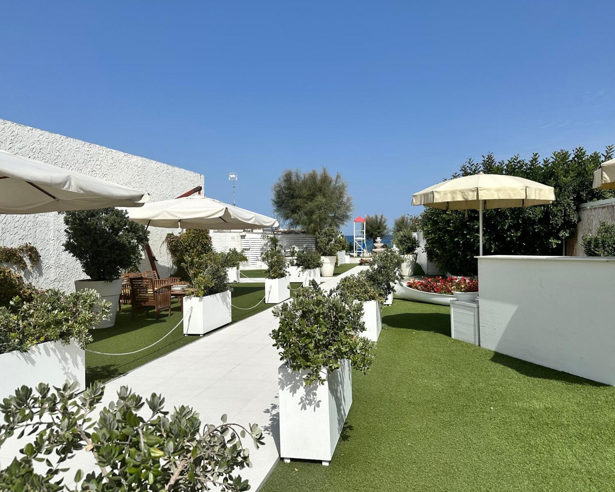Hotel Riva Del Sole Джовинацо Екстериор снимка