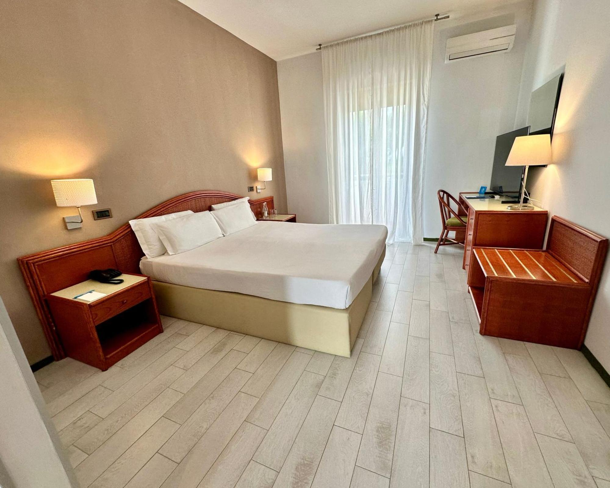 Hotel Riva Del Sole Джовинацо Екстериор снимка