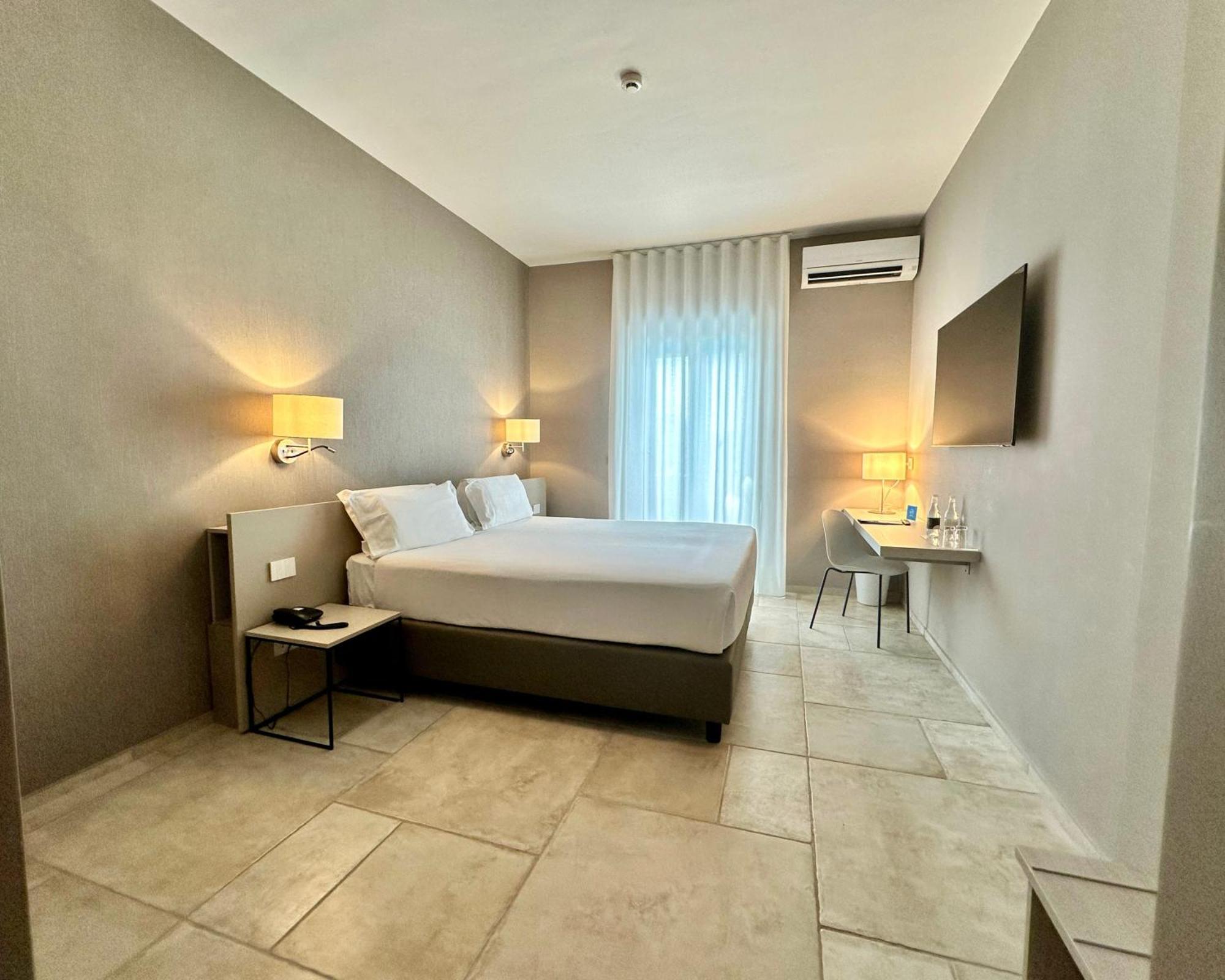 Hotel Riva Del Sole Джовинацо Екстериор снимка