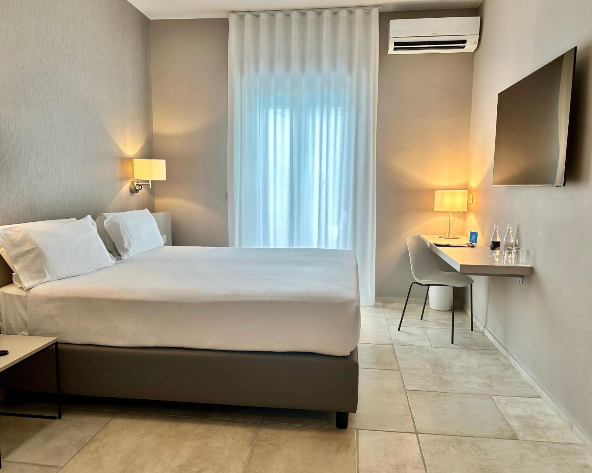 Hotel Riva Del Sole Джовинацо Екстериор снимка