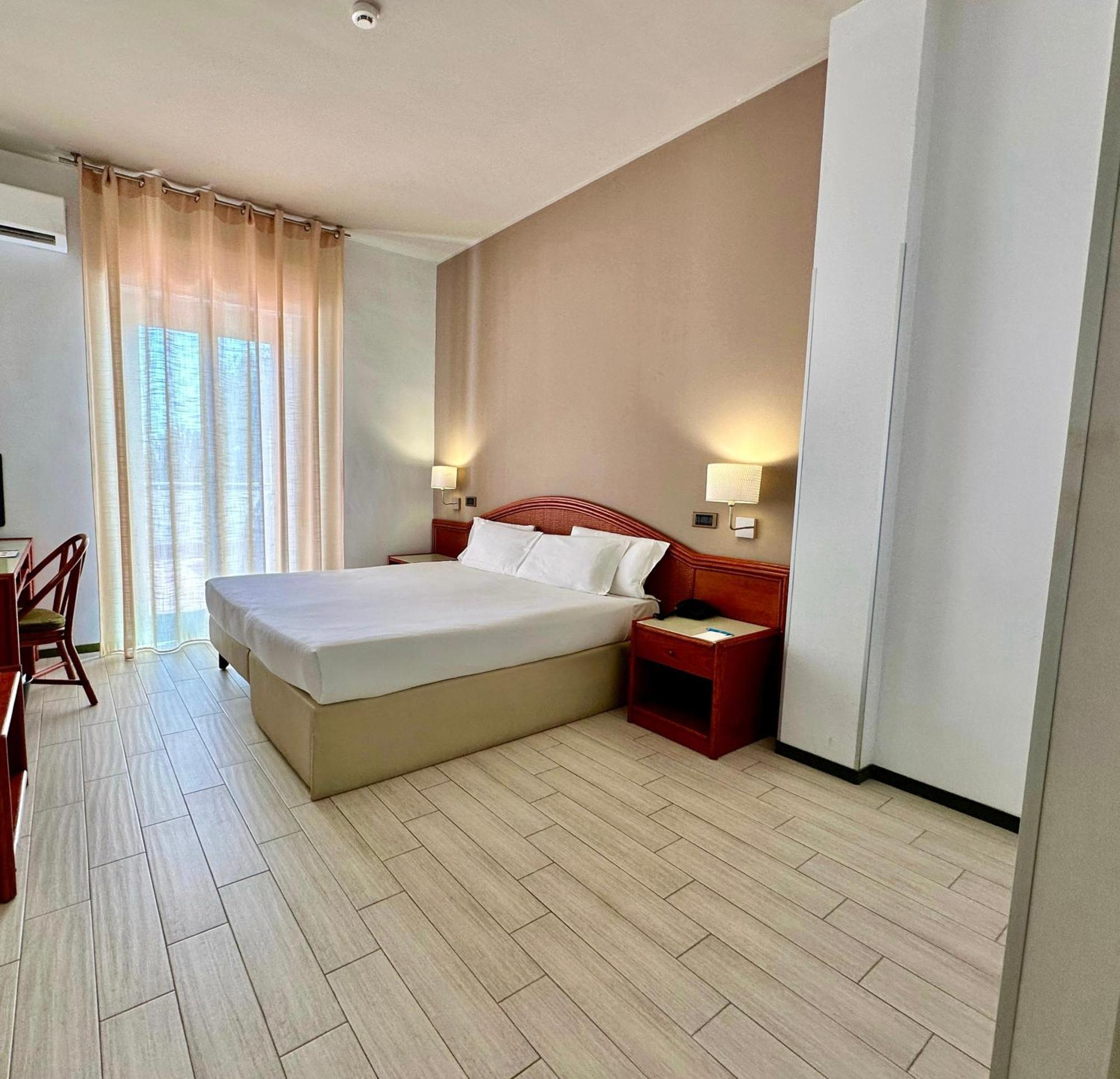 Hotel Riva Del Sole Джовинацо Екстериор снимка