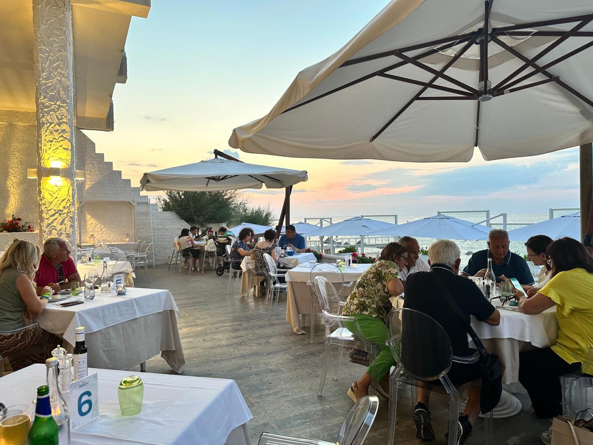Hotel Riva Del Sole Джовинацо Екстериор снимка