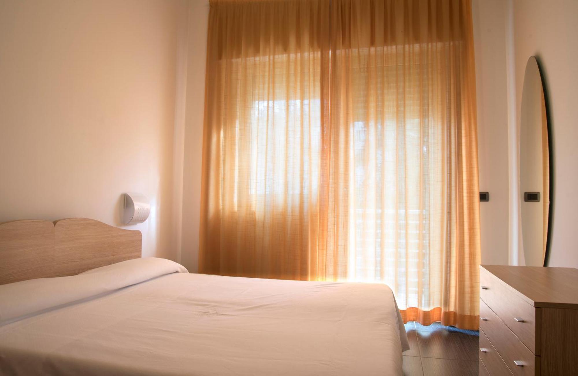 Hotel Riva Del Sole Джовинацо Екстериор снимка