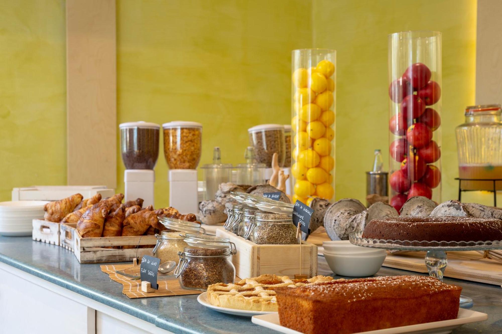 Hotel Riva Del Sole Джовинацо Екстериор снимка