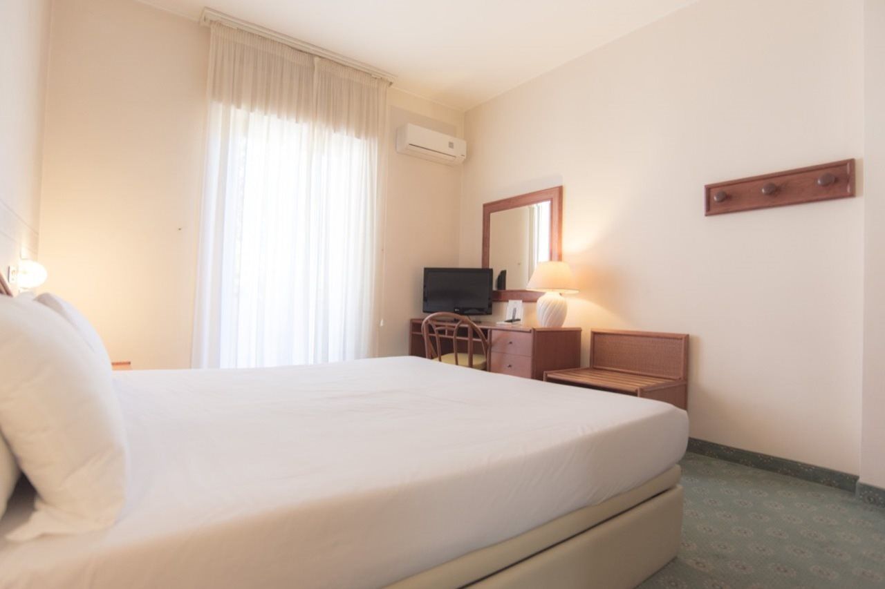 Hotel Riva Del Sole Джовинацо Екстериор снимка