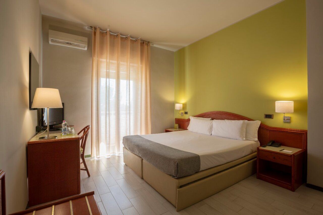 Hotel Riva Del Sole Джовинацо Екстериор снимка